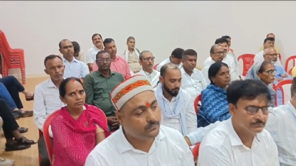 सम्मुख बैठे कार्यकर्ता