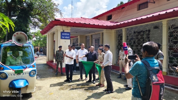 हरी झंडी दिखाते डीएम एसपी