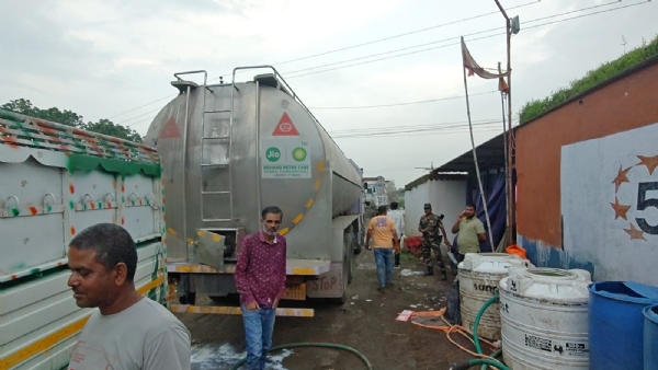 छापेमारी करती टीम