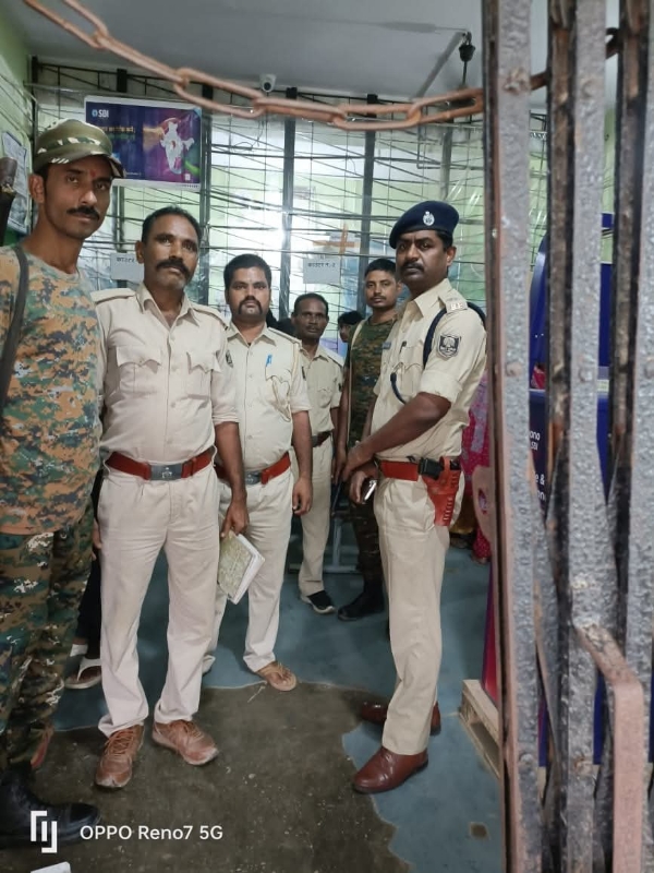 अररिया फोटो:बैंकों की सुरक्षा का जायजा लेते पुलिस अधिकारी