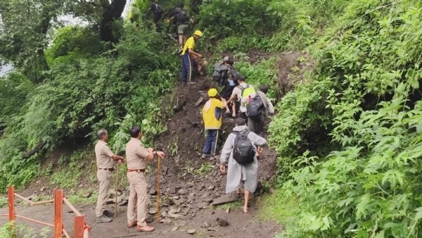 वैकल्पिक मार्ग से यात्रियों को भेजती टीमें।