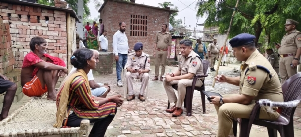 मौके पर पहुंचे पुलिस अधीक्षक डॉ कौस्तुभ लोगों से पूछताछ करते हुए