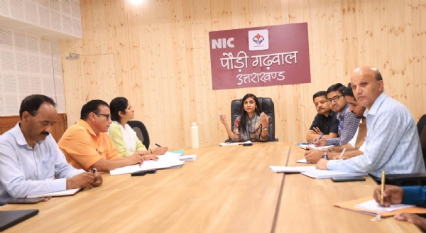 पंचायत चुनाव की मतगणना को लेकर अधिकारियों के साथ बैठक लेती डीएम