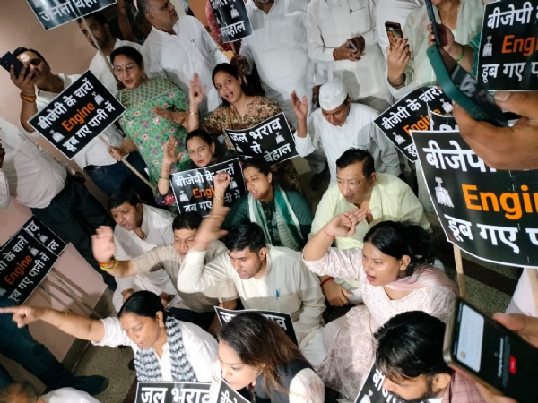 दिल्ली नगर निगम मुख्यालय सिविक सेंटर में महापौर कार्यालय के बाहर बुधवार को बारिश के बाद जलभराव को लेकर विरोध प्रदर्शन करते आम आदमी पार्टी पार्षद