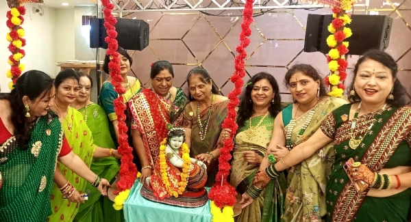 कानपुर में तीज क्वीन प्रतियोगिता में कृष्णा के संग उपस्थित क्लब की सदस्य उत्साह से सराबोर नजर आई का छायाचित्र