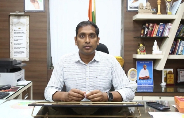 कलेक्टर आशीष सिंह (फाइल फोटो)