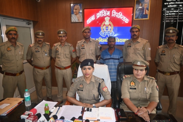 आरोपी की गिरफ्तारी की जानकारी देते हुए एसीपी