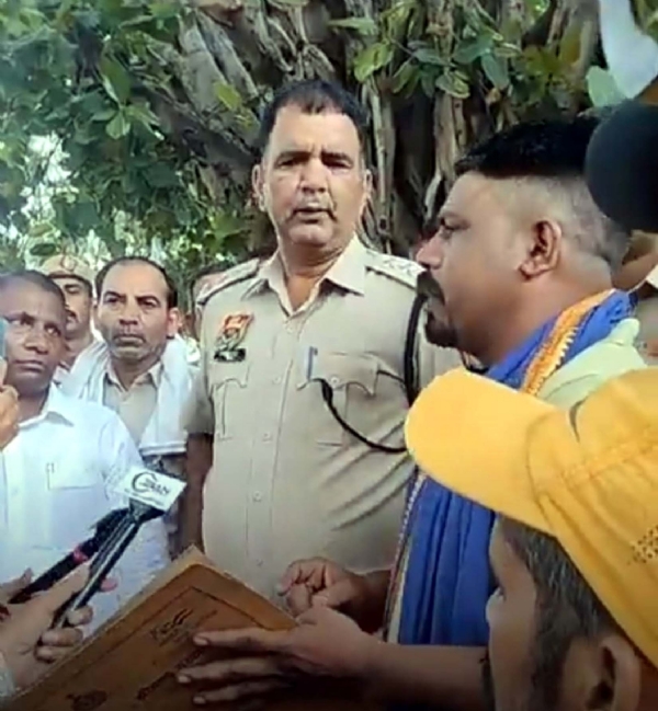 मौके पर पुलिस से बातचीत करते भीम आर्मी नेता संतलाल अंबेडकर।