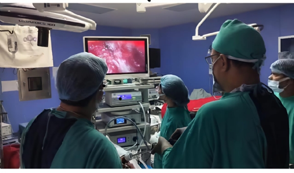 प्रयागराज के एसआरएन में वगैर चीरे के हुई थायरॉयड सर्जरी का छाया चित्र