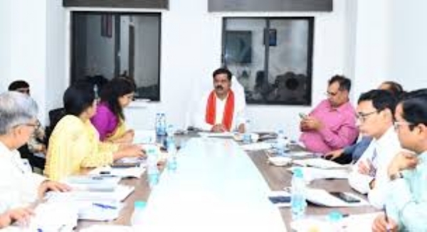 उपमुख्यमंत्री विजय शर्मा पंचायत एवं ग्रामीण विकास विभाग की बैठक लेते हुए