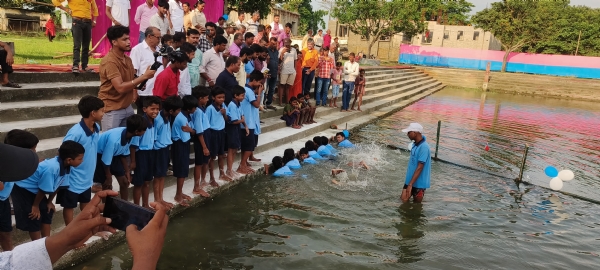 आपदा प्रबंधन मंत्री एवं जिलाधिकारी ने किया सुरक्षित तैराकी कार्यक्रम का किया शुभारंभ