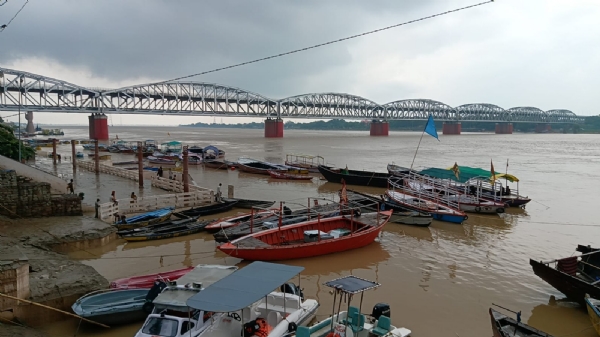 राजघाट से गंगा में बाढ़ का दृष्य
