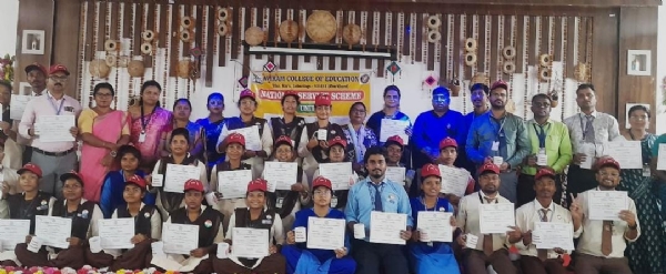 फोटो .रक्तदान करने वाले लोग