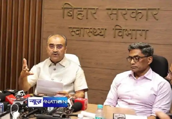 मंती मंगल पांडेय पतकाराें से बात करते