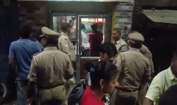 मौके पर मौजूद पुलिस और परिजन