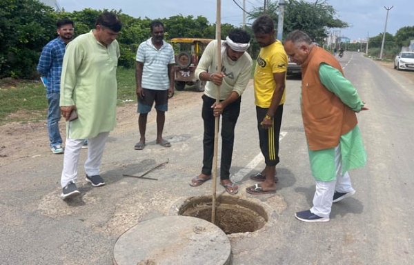 सोनीपत: नगर निगम मेयर राजीव जैन अधिकारियों संग सीवेरज साफ करने करने के निर्देश देते  हुए