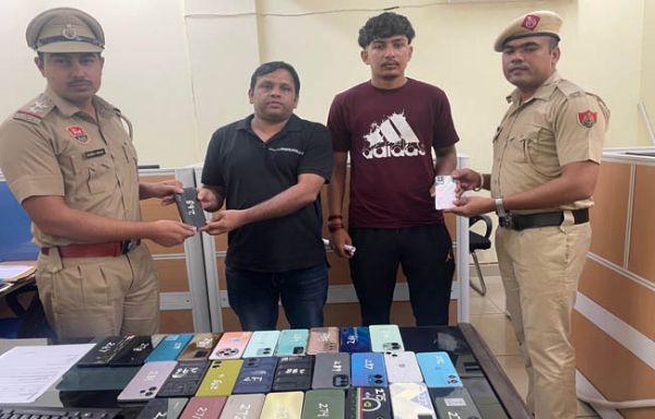 सोनीपत: मोइबल फोन उसके मालिकों को सौंपते हुए पुलिस अधिकारी
