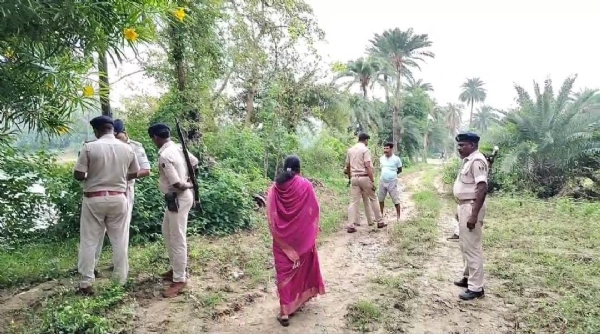 छानबीन करती पुलिस