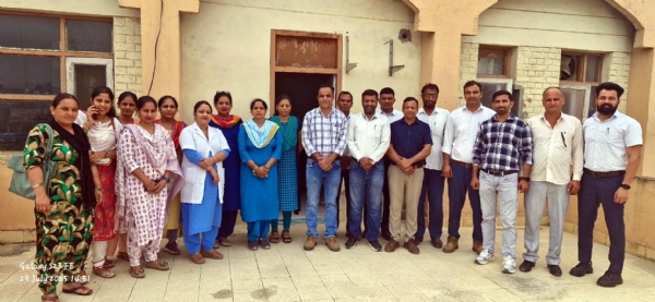फतेहाबाद। ब्लैक डे को लेकर विभागों का दौरा करते पेंशन बहाली संघर्ष समिति के पदाधिकारी।