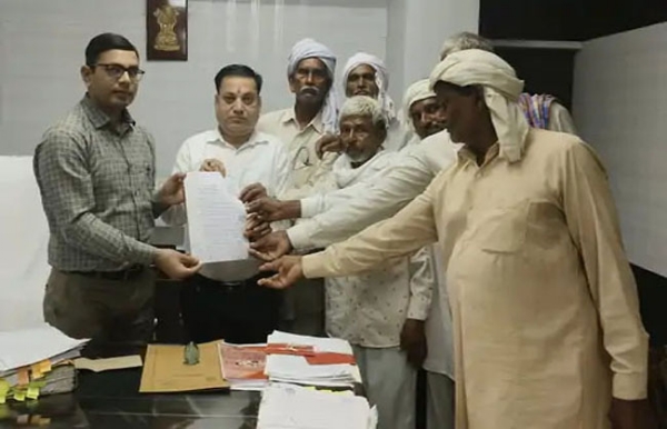ज्ञापन देते हुए प्रजापति समाज के लोग।