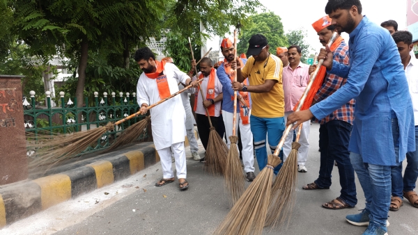 स्वच्छता अभियान में आयुष मंत्री