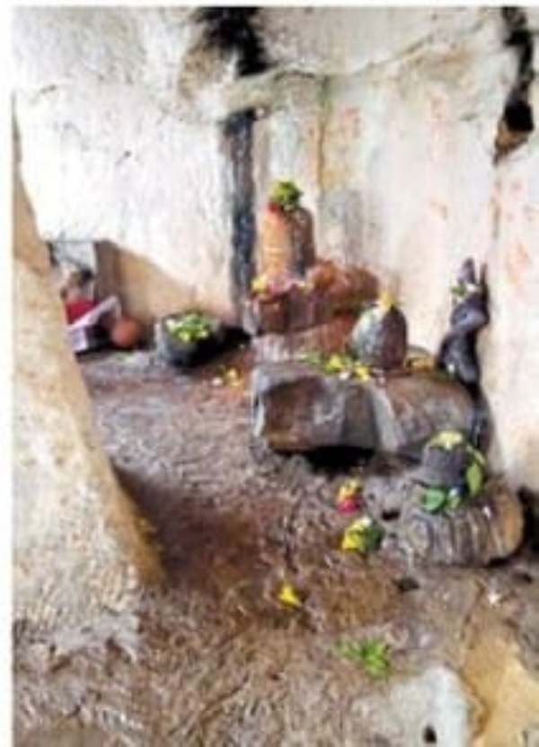 गुफा में अन्य देवी देवता