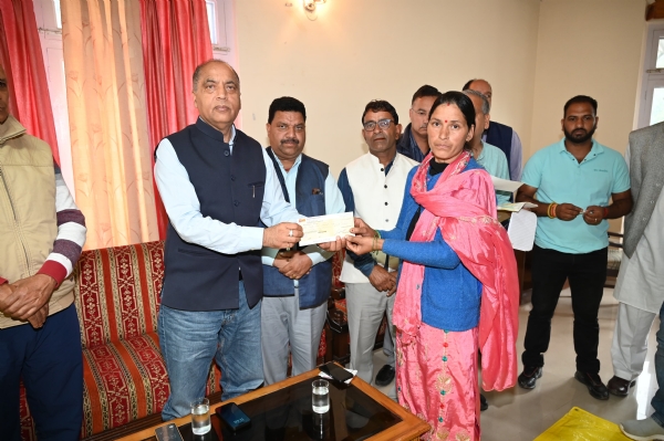 आपदा प्रभावितों को सहायता राशि के चेक भेंट करते हुए जयराम।