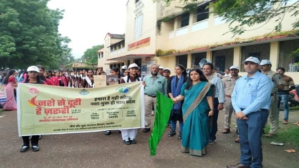 खरगोनः ’’नशे से दूरी है जरूरी’’ अभियान के अंतर्गत स्कूलों के छात्र-छात्राओं ने निकाली रैली