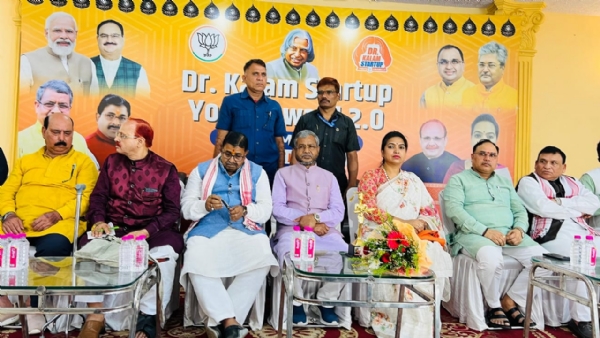 यूथ अवार्ड 2.0 और विचार गोष्ठी में मौजूद लोगों की फोटो