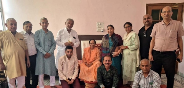 पीठ संस्थापक महामंडलेश्वर संतोषी माता के साथ बैठक में उपस्थित पीठ कमेटी पदाधिकारी।