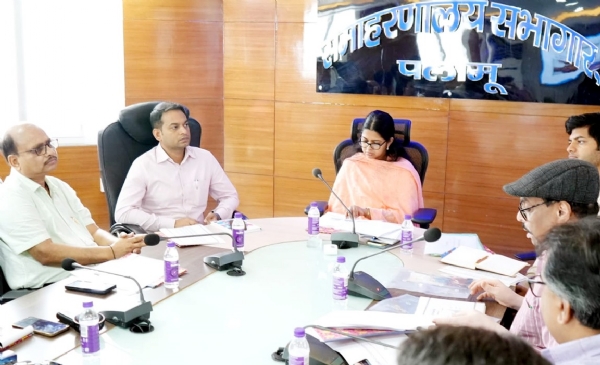 बैठक करती उपायुक्त समीरा एस