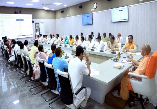 जनप्रतिनिधियों के साथ बैठक करते सीएम योगी