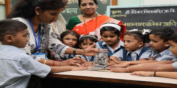 टीएमसी कार्यशाला में सीखे साडू मिट्टी से गणेश मूर्ति बनाना