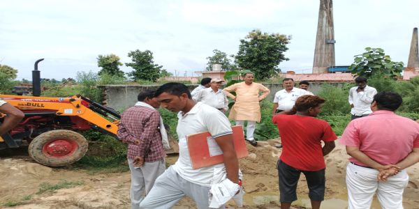 सरकारी भूमि पर अतिक्रमण के विरूद्ध गरजी जेसीबी