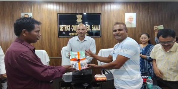 बजाली जिला आयुक्त कार्यालय में कृषि यांत्रिकीकरण उप योजना के तहत ट्रैक्टर वितरण