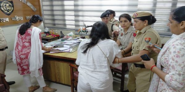 हनीट्रैप के आरोप में महिला प्रॉपर्टी डीलर गिरफ्तार