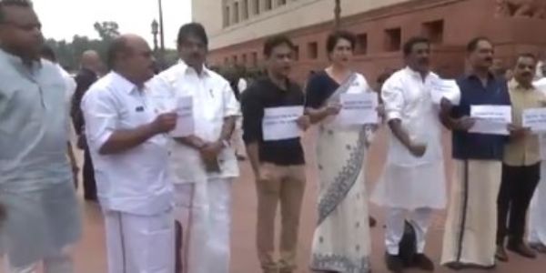 छत्तीसगढ़ में ननों की गिरफ्तारी पर कांग्रेस का संसद के बाहर प्रदर्शन