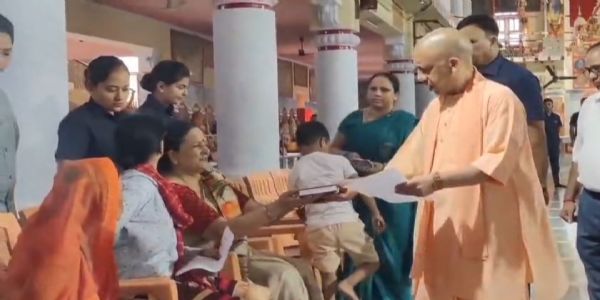 सीएम योगी ने जनता दर्शन में सुनी लोगों की समस्याएं