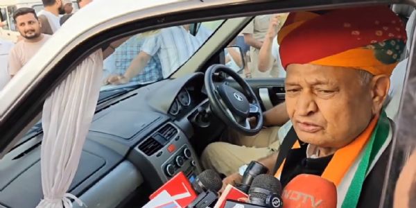 पूर्व मुख्यमंत्री गहलोत ने उपराष्ट्रपति के इस्तीफे पर उठाए सवाल
