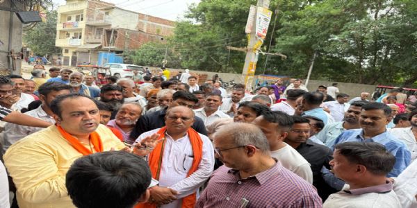 स्वास्थ्य मंत्री ने विकासपुरी में सड़क निर्माण कार्य का उद्घाटन किया