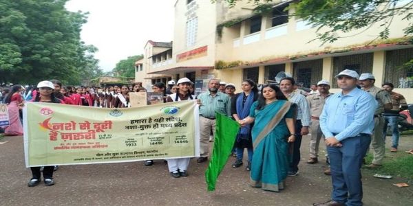 खरगोनः ’’नशे से दूरी है जरूरी’’ अभियान के अंतर्गत स्कूलों के छात्र-छात्राओं ने निकाली रैली