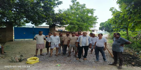 ग्रामीणों ने रोका मानक विहीन सड़क निर्माण का कार्य, जिलाधिकारी ने दिए जांच के आदेश