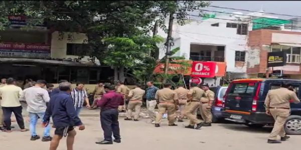 गाजियाबाद में युवती को अगवा कर ले गया दूसरे समुदाय का युवक, परिजनों का चौकी पर प्रदर्शन