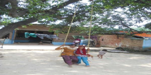 झूला तो पड़ गयो अमुआ की डाल पे…