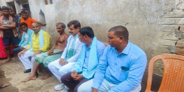 हत्या के शिकार युवक के परिजनों को मिली 25 हजार की सहायता ,बंधाया धीरज