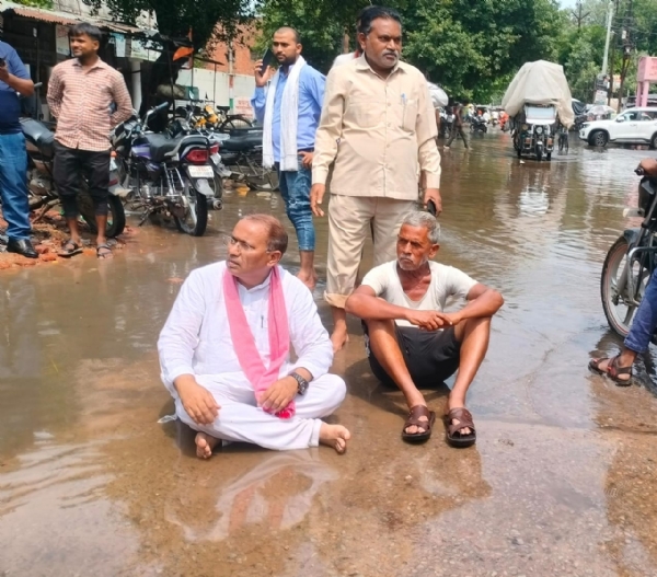 धरना देते सपा विधायक डॉ मुकेश वर्मा
