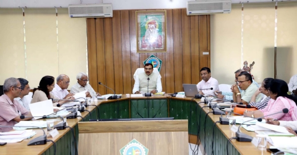 कार्यकारी परिषद की बैठक की अध्यक्षता करते कुलपति प्रो. नरसी राम बिश्नोई।
