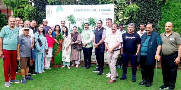 वरकशाराेपण अभियान के माैके पर माैजूद जममू कलब के सदसय््
