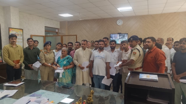 गुम हुए मोबाइलों को उनके असल मालिकों के सुपुर्द करते हुए।