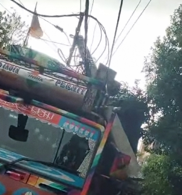 अररिया फोटो:केसरी टोला में टूटा बिजली का खंभा